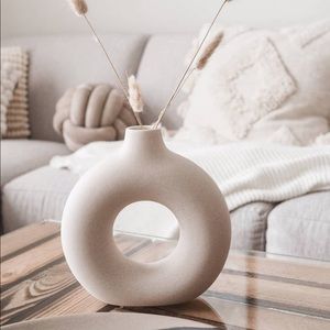 Circular donut vase